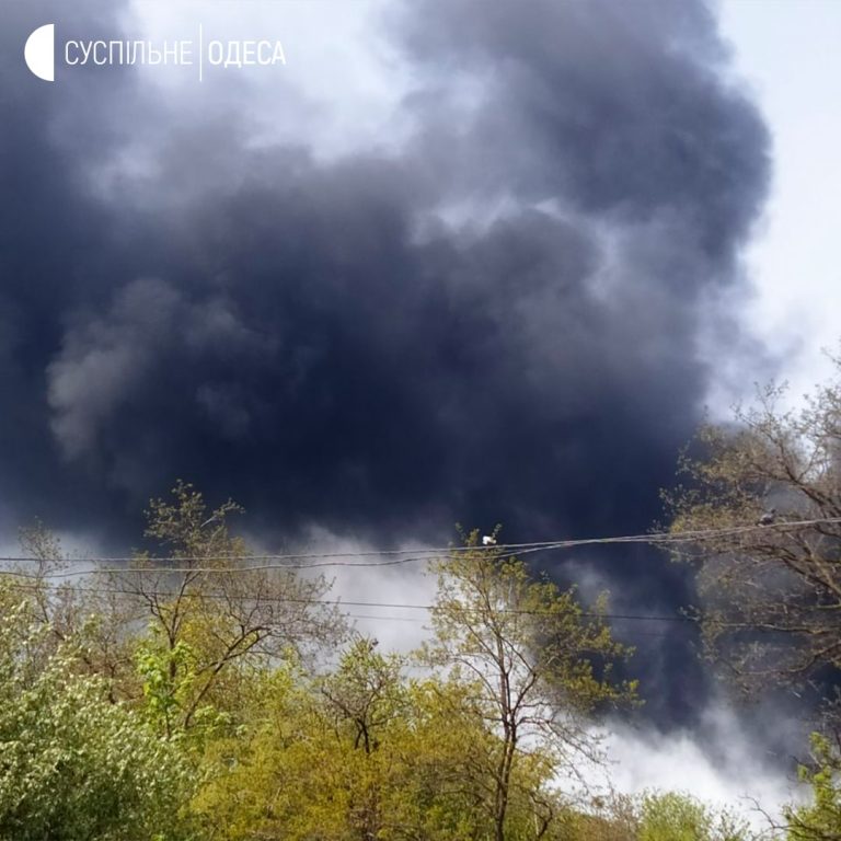 У Одесі лунають вибухи: над містом здіймається чорний дим (ФОТО, ВІДЕО) 10 photo 2022 05 07 14 25 09