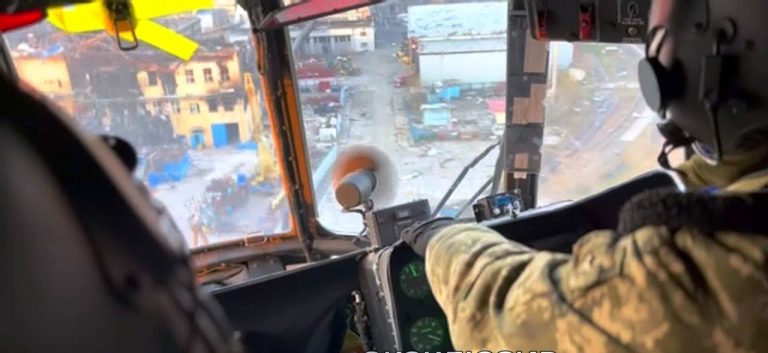 На межі життя і смерті: унікальне відео, як гелікоптери долетіли до заблокованої "Азовсталі" 10 z 8217 yavylosya video polotu uk