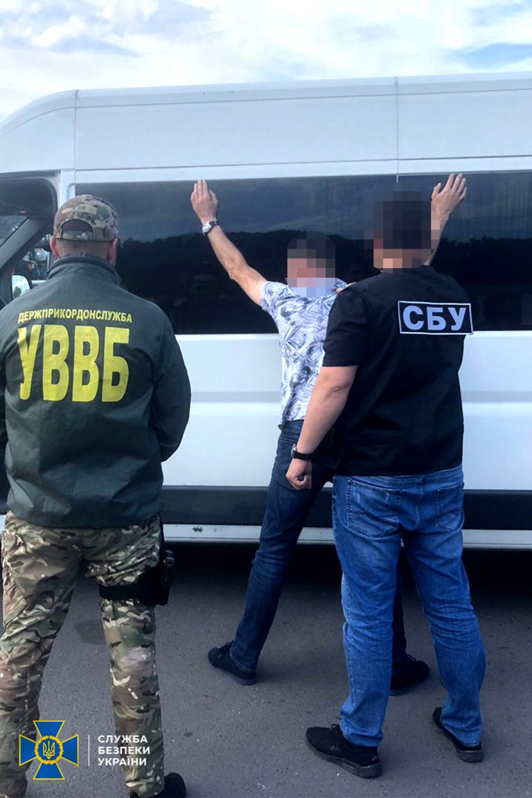 У Тернополі керівник благодійного фонду за 500 євро переправляв чоловіків за кордон (ФОТО)