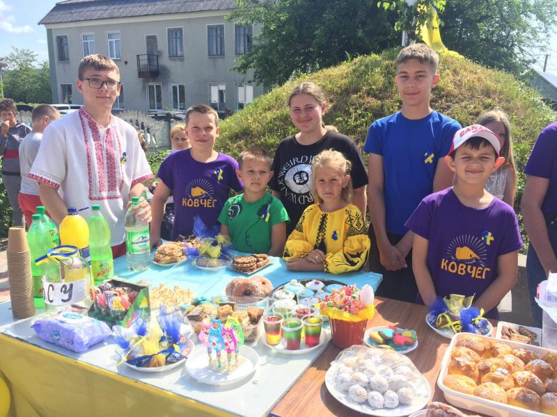 На підтримку ЗСУ: на Рогатинщині діти провели Благодійний ярмарок (ФОТО)