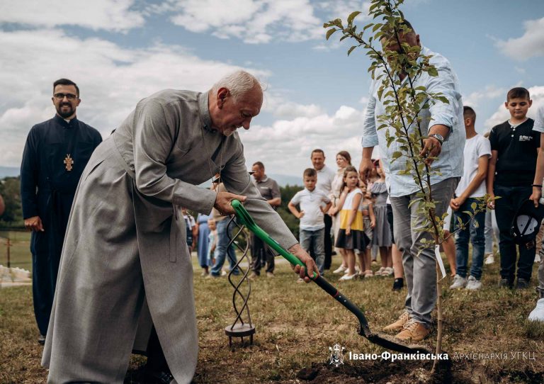 "Сад Перемоги": Митрополит Володимир посадив яблуню у Старуні (ФОТО) 6 "Сад Перемоги": Митрополит Володимир посадив яблуню у Старуні (ФОТО)