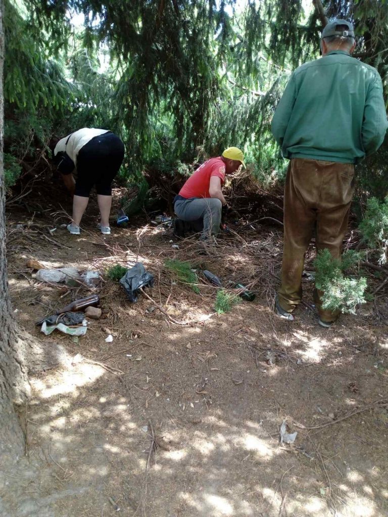 У Калуші під ялинкою люди влаштували громадську вбиральню