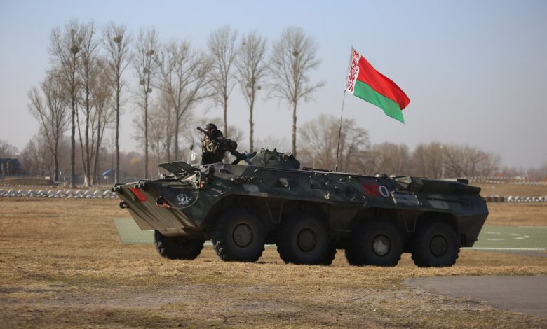 Білорусь розставила на кордоні з Україною дерев'яні танки: навіщо