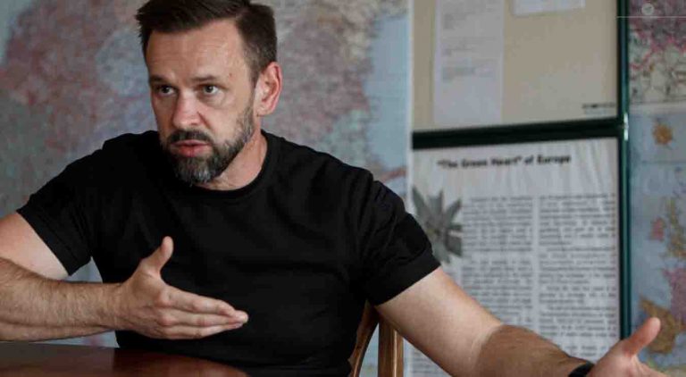 Був голодний: очільник Закарпаття зізнався, що з'їв 2 яблука з гуманітарної допомоги 11 Був голодний: очільник Закарпаття зізнався, що з'їв 2 яблука з гуманітарки