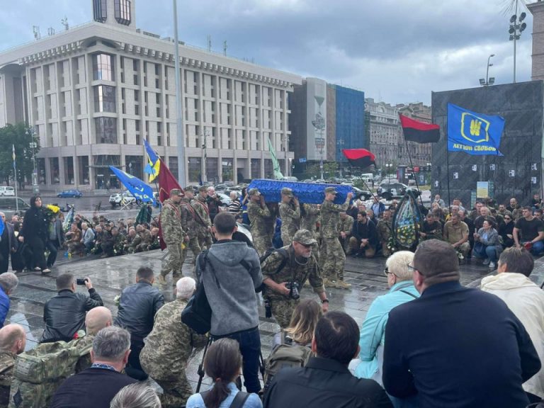 245226 U Kievi poproshtalisa z komandirom Karpatsxkoi Sichi Olegom Kucinim 960x380 0