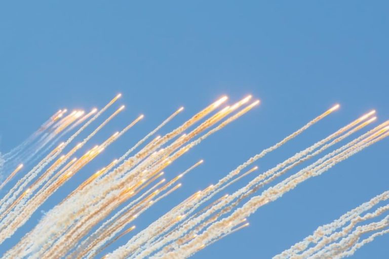 Росіяни обстріляли Сумщину фосфорними боєприпасами 6 130 "прильотів": на Сумщині від осколкового поранення в шию загинула жінка