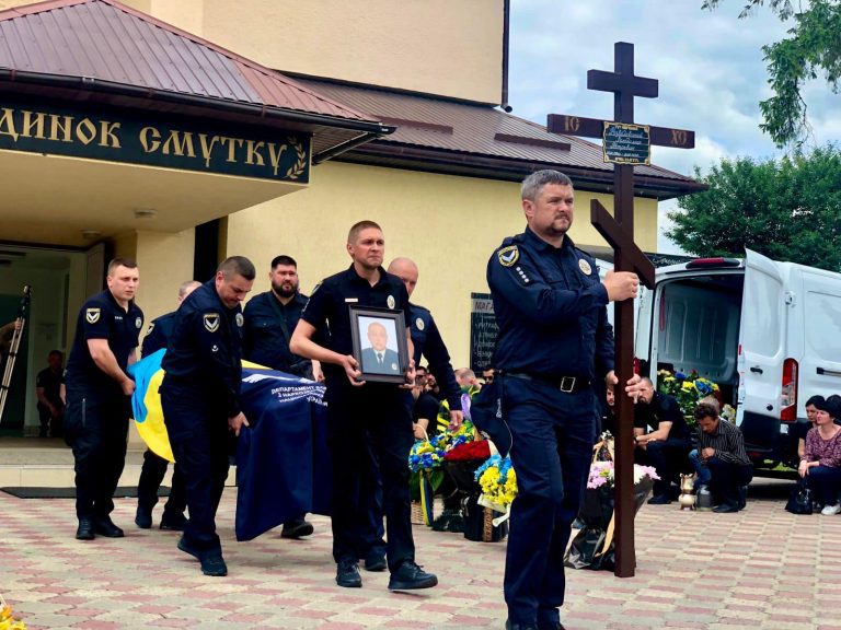 На Прикарпатті попрощались із загиблим на війні поліцейським (ФОТО) 4 285214640 8063835223657047 8603553185587468657 n