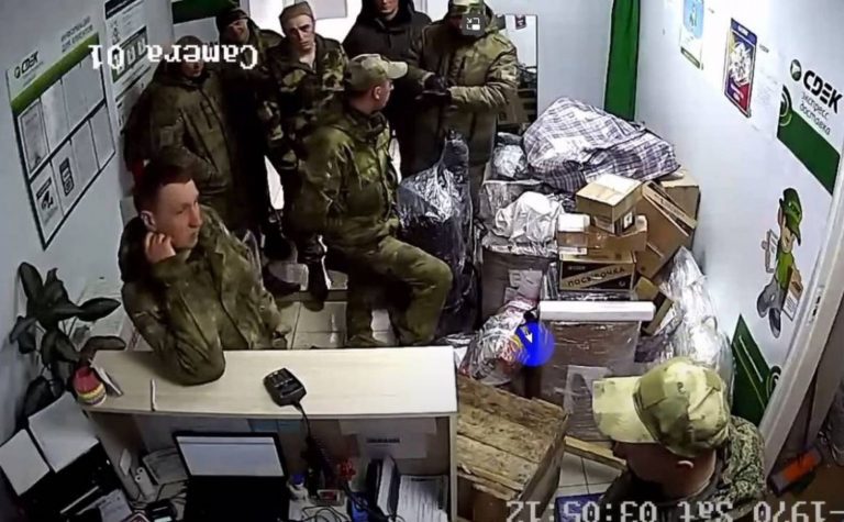Мародерили від білизни до техніки: 10 російським армійцям повідомили про підозру 2 Мародерили від білизни до техніки: 10 російським армійцям повідомили про підозру