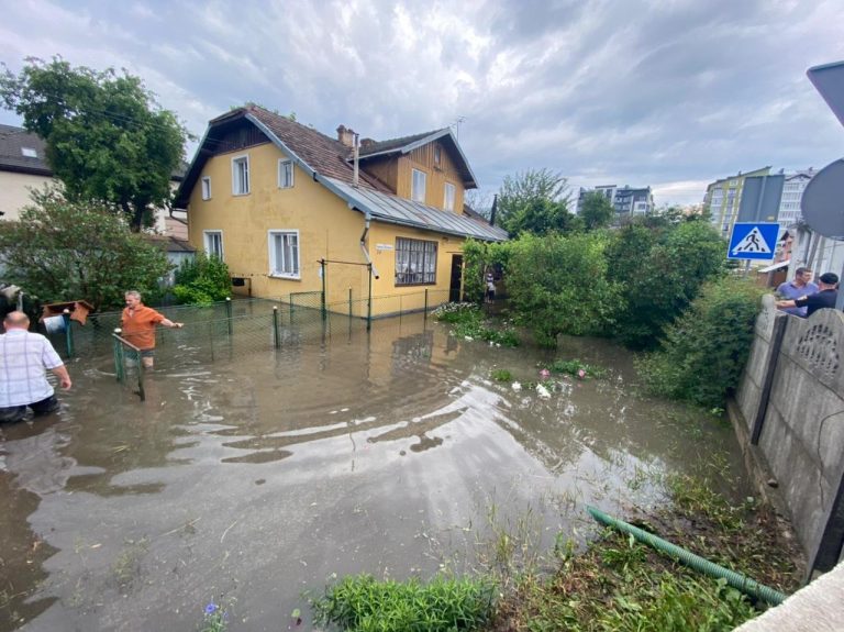 Рятувальники ліквідовують наслідки зливових дощів на Прикарпатті (ФОТО) 6 285893444 329063422716361 3010876424115361826 n