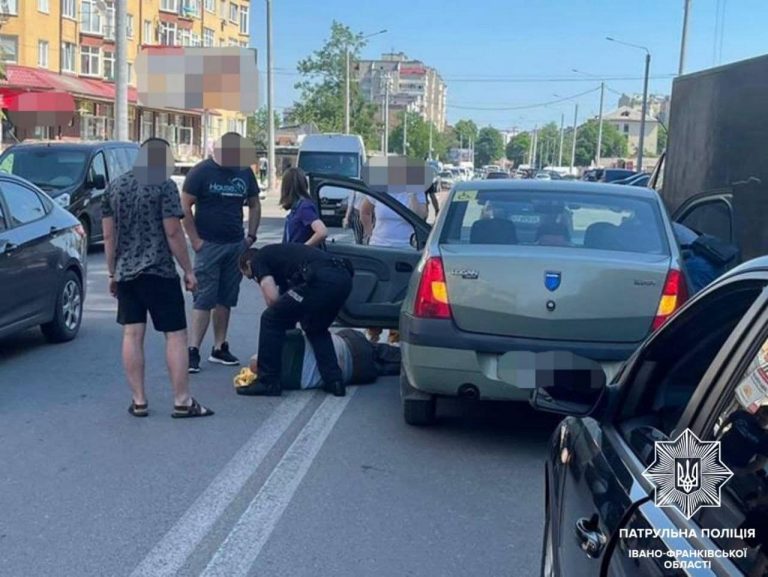 Стало зле за кермом: у Франківську поліцейський допоміг водію з епілептичним нападом (ФОТО)