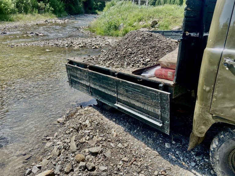 Незаконно видобували гравій: на Прикарпатті поліцейські забрали у водіїв «УАЗ» і "УРАЛ" (ФОТО) 5 Незаконно видобували гравій: на Прикарпатті поліцейські забрали у водіїв «УАЗ» і "УРАЛ" (ФОТО)