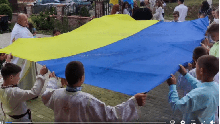 У Стринанцях на Прикарпатті на Зелені свята над храмом замайорів прапор України