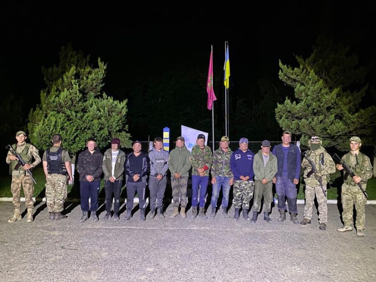 Чекали на партію цигарок: на кордоні з Румунією затримали порушників (ФОТО)