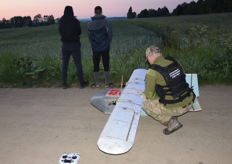 На Буковині двоє чоловіків хотіли відправляти безпілотником до Румунії цигарки (ФОТО)