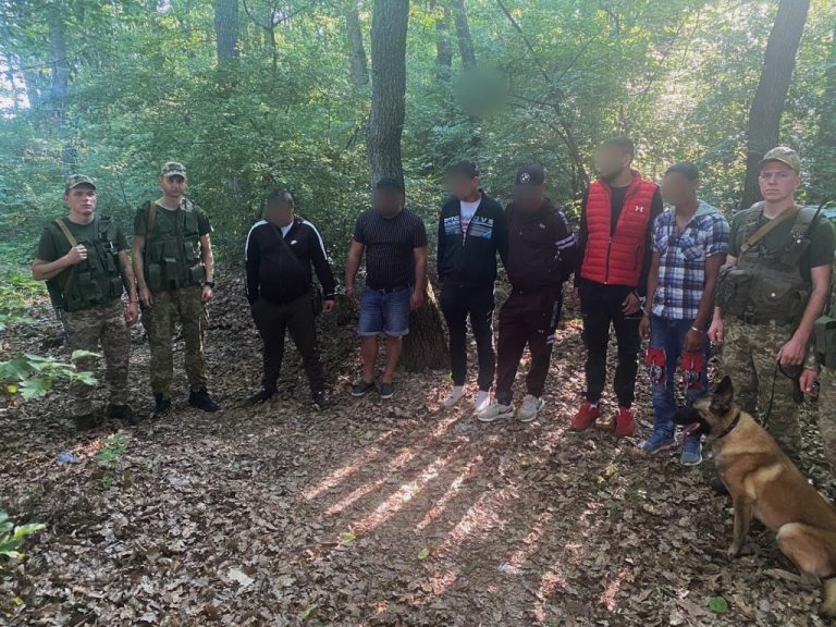 Бігли так, що злітали капці: шестеро чоловіків хотіли незаконно потрапити до Словаччини