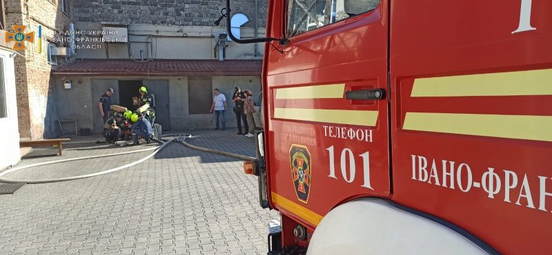 Горіли холодильник і стеля: у Франківську рятувальники гасили пожежу в ковбасному цеху (ФОТО)