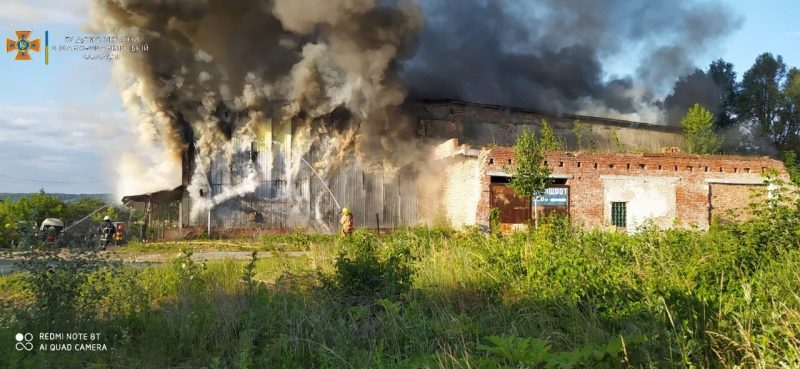 У Коломиї 20 надзвичайників гасили пожежу СТО (ФОТО)