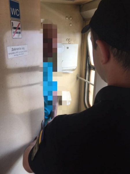 Сховався в туалеті: на Закарпатті прикордонники в потязі затримали "зайця" (ФОТО)
