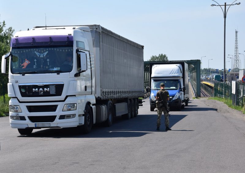 1600 вантажівок за добу: в пункті пропуску "Ягодин" спростили перетин кордону (ФОТО)
