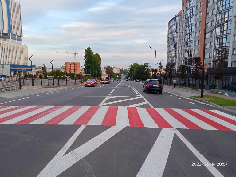 Ще має бути острівець безпеки: на Калуському шосе нанесли нову розмітку (ФОТО) 6 Залишився острівець безпеки: на Калуському шосе насесли нову розмітку (ФОТО)