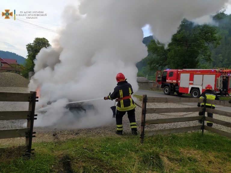 На Верховинщині вщент згорів автомобіль: причина займання невідома (ФОТО)
