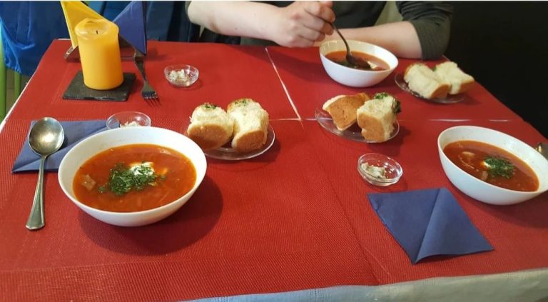 У Латвії відкрили український ресторан, де працюють біженки з України (ФОТО)