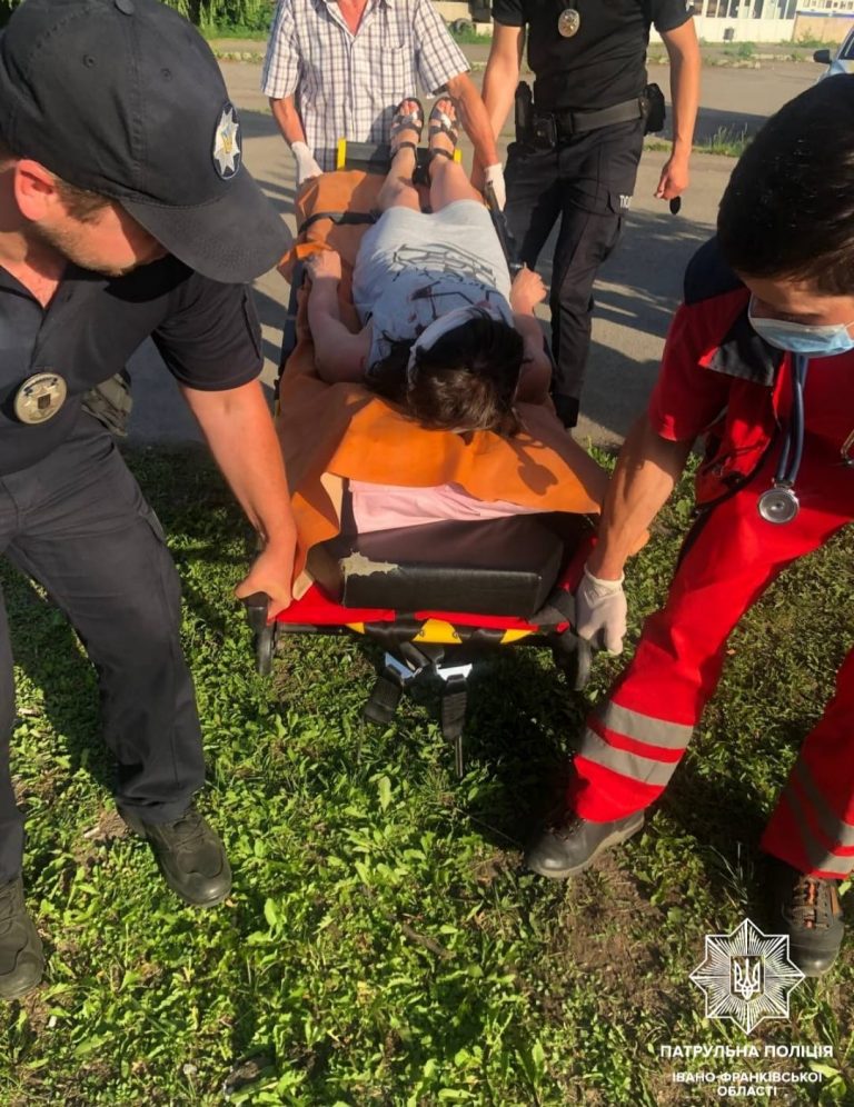 Лежала біля дороги: у Франківську патрульні допомогли жінці з розбитою головою (ФОТО)