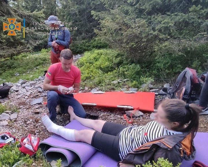 Допомагали 5 рятувальників: на Прикарпатті травмувалася туристка з Житомирщини (ФОТО)