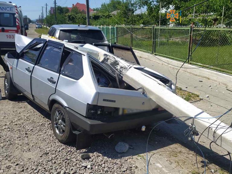 Карколомна ДТП на Львівщині: легковик на швидкості зніс електроопору (ФОТО) 3 289503240 5250559281692196 3213087813893286035 n