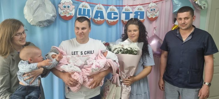 Маленькі українки: на Рожнятівщині переселенка з Харківщини народила двійню (ФОТО)