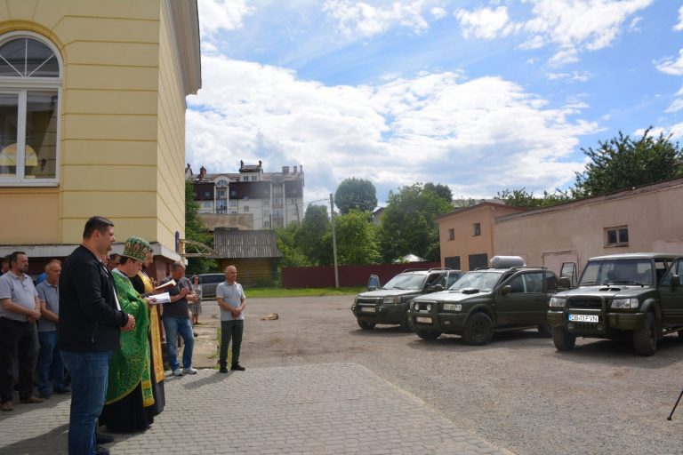 Підприємці Надвірнянщини передали п’ять позашляховиків військовим 4 289690023 336580118648044 5690819507337572061 n