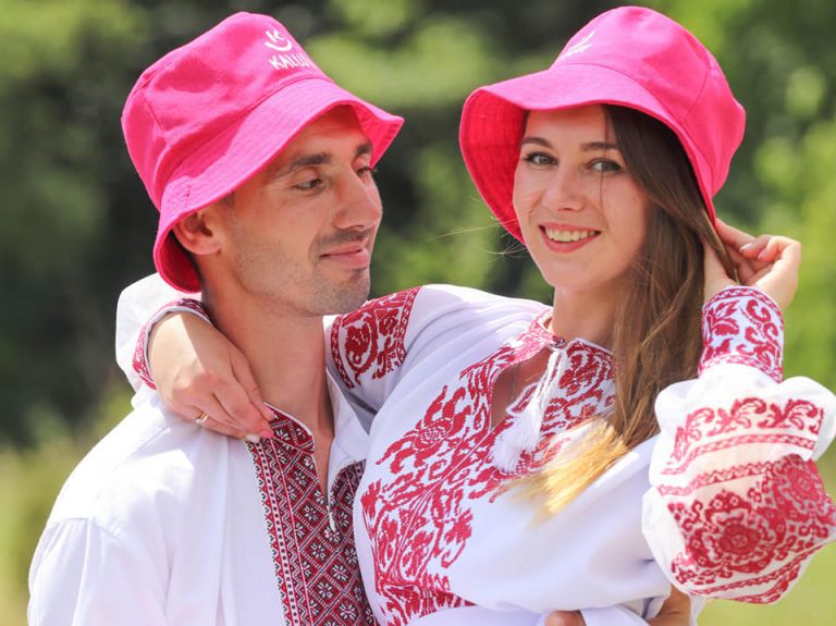 В рожевих панамках: у Калуші одружилися Іван та Марічка (ФОТО) 4 В рожевих панамках: у Калуші одружилися Іван та Марічка (ФОТО)