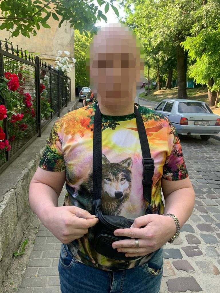 У Львові водій давав поліцейським 5 тисяч хабаря: деталі інциденту 7 У Львові водій давав поліцейським 5 тисяч хабаря: деталі інциденту