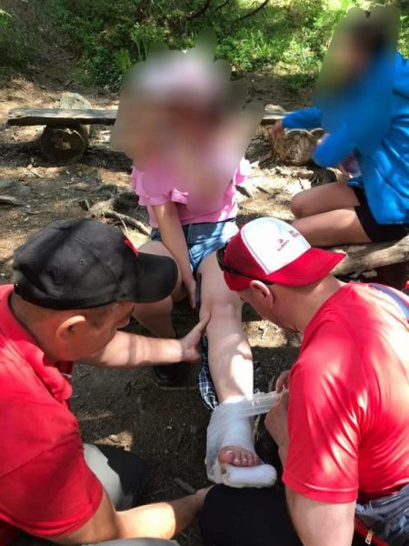 У Карпатах травмувалися дві жінки: рятувальники передали їх медикам (ФОТО)