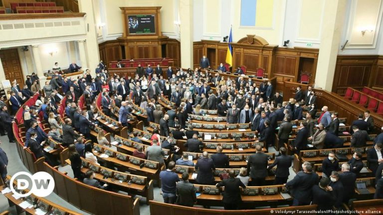 Народні депутати підвищили собі зарплату: звідки гроші?