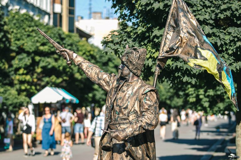 "Захисники України": як у Франківську театр живих скульптур провів перформанс (ФОТО) 1 6 6