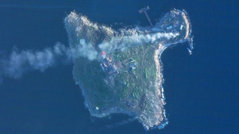В Чорному морі триває операція на острові Зміїному: перші подробиці 8 6018c1a4622dbf11