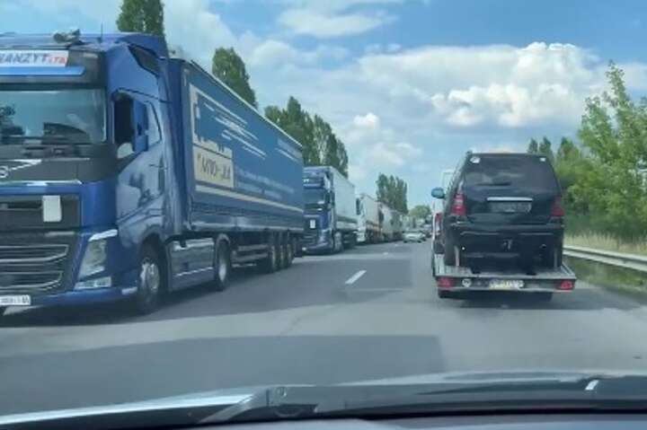 До 800 машин: на угорсько-українському кордоні утворилися кілометрові черги (ФОТО)