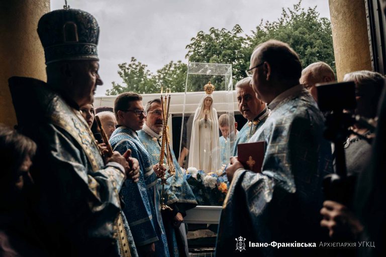 До Франківська привезли фігуру Фатімської Богородиці: розклад Богослужінь