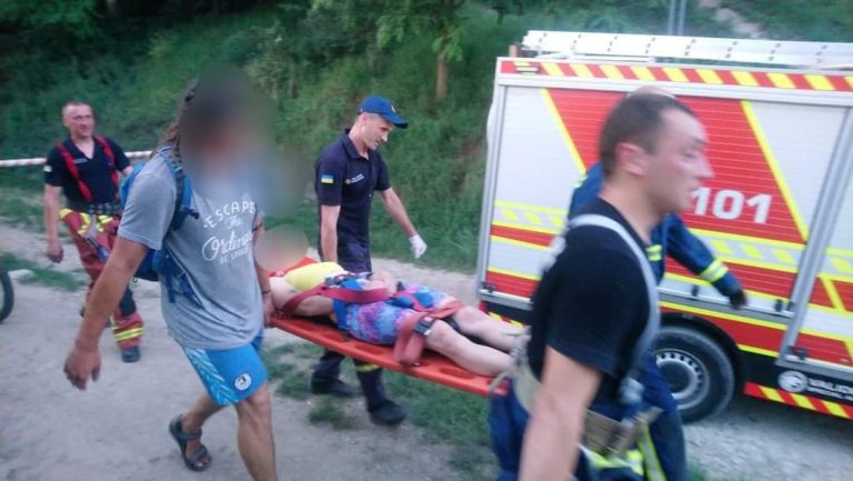 У Франківську на Вовчинецьких горах травмувалася велосипедистка: допомогли рятувальники та медики (ФОТО) 11 FB IMG 1655784954109