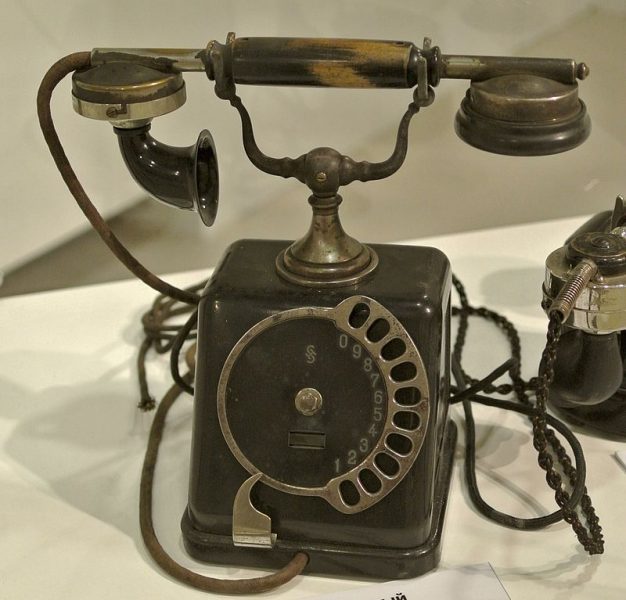 Siemens and Halske Telephone with a rotary dial 1910 cropped