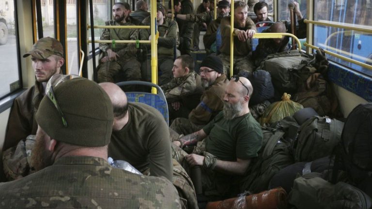 Розвідка тримає зв'язок із бійцями "Азова", - міністр МВС 4 ed44ad00e8bfb838a1b647210be4a0f8