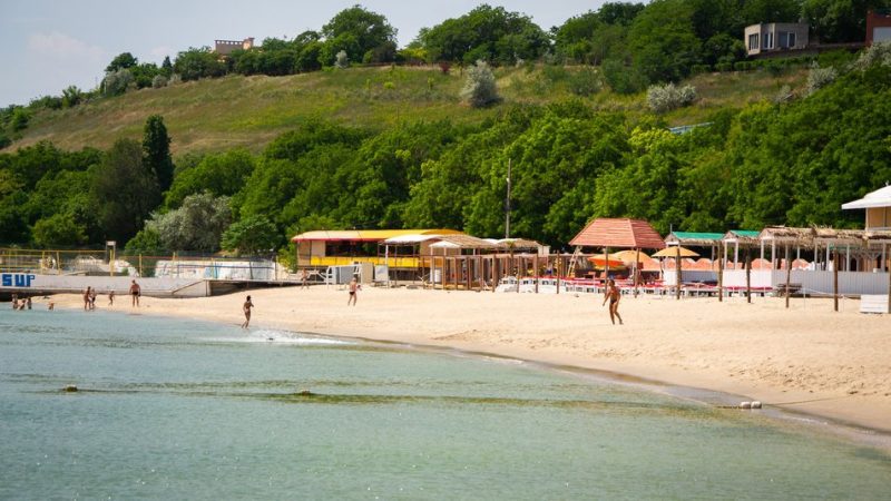 На пляжах Одещини чоловікам вручають повістки (ФОТО)