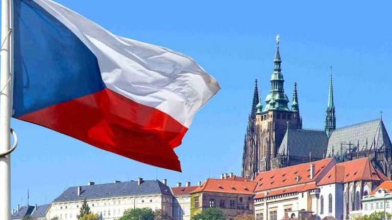 У Празі закриють центр прийому біженців з України: яка причина 8 У Празі закриють центр прийому українських біженців: яка причина