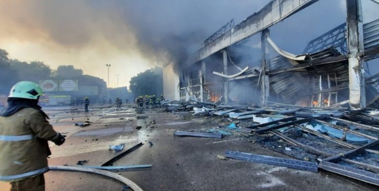 У Львові вручають повістки, у Кременчуці оплакують жертви, у Польщі обмежили допомогу українцям: ТОП-10 новин тижня (27.06 - 3.07) (ФОТО) 4 У Львові вручають повістки, у Кременчуці оплакують жертви