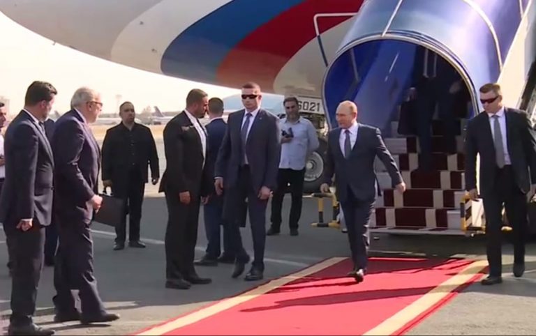 Помітно шкутильгав: в українській розвідці припустили, що до Ірану літав двійник Путіна 1 Помітно шкутильгав: в українській розвідці припустили, що до Ірану літав двійник Путіна
