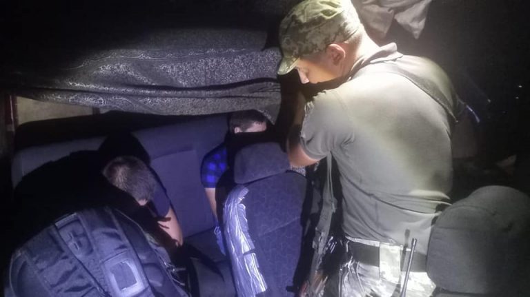 На Закарпатті у схованці мікроавтобуса прикордонники знайшли двох чоловіків (ФОТО)