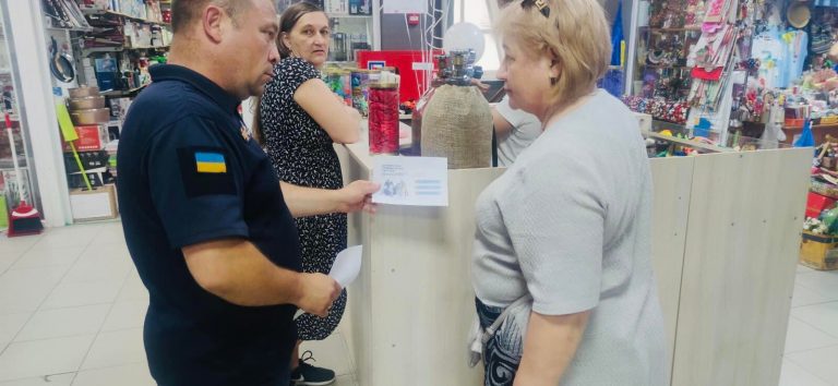 У Надвірній по "Універмагу" ходили працівники ДСНС: з якою метою (ФОТО) 10 У Надвірній по "Універмагу" ходили працівники ДСНС: з якою метою (ФОТО)