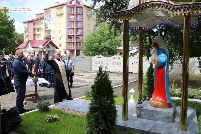 Вклали не лише гроші, а й молитву: у Богородчанах освятили новозбудовану капличку (ФОТО)
