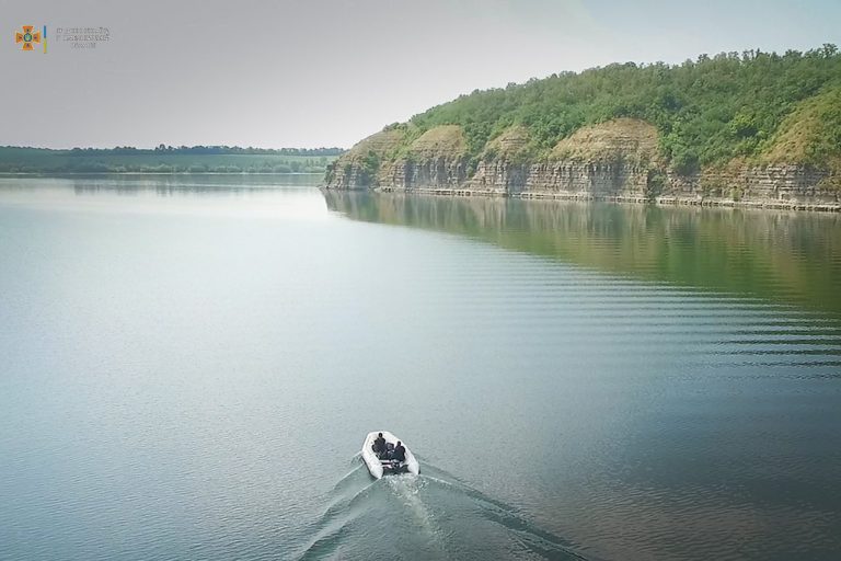 Хотів переплисти Дністер, але не розрахував сили: на Хмельниччині водолази врятували чоловіка (ФОТО)